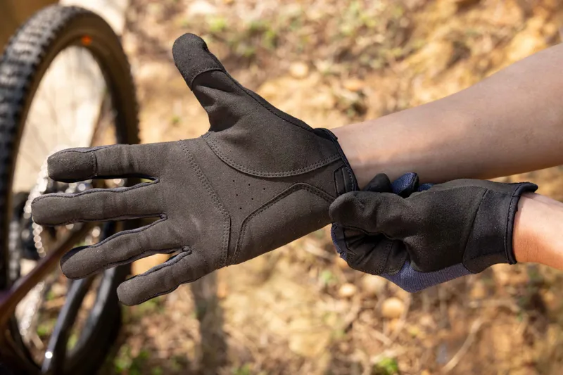 Giant Trace Long Finger Glove Black-4