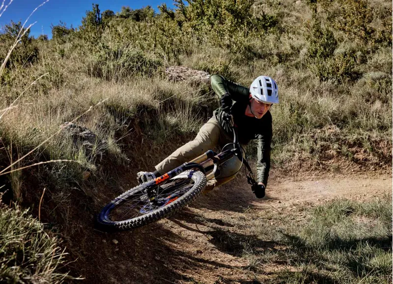 Lazer Impala KinetiCore Trail Helmet Full White-8